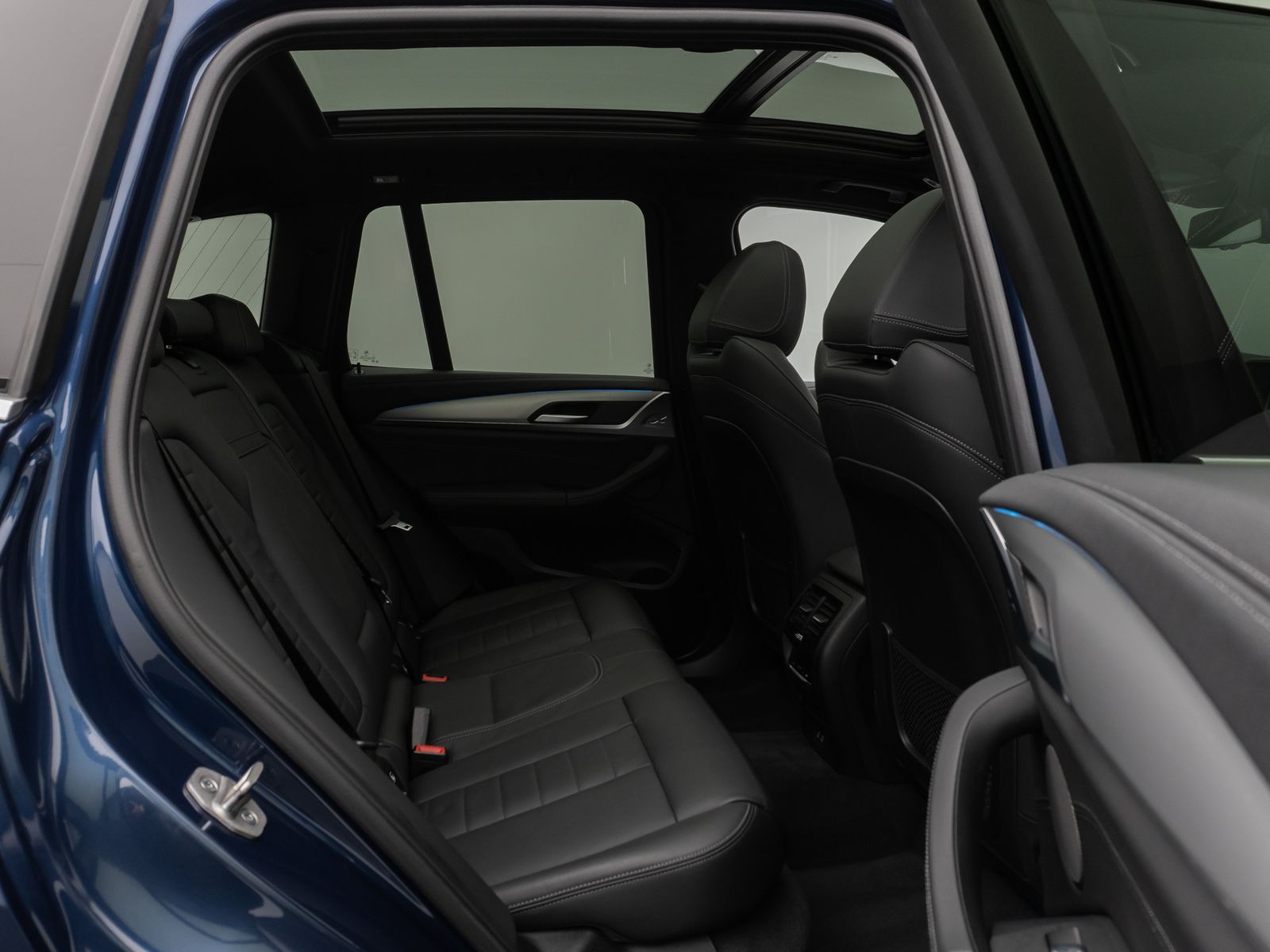 Fahrzeugabbildung BMW iX3 Impressive Panorama 360°HUD DAB H/K AHK Komf