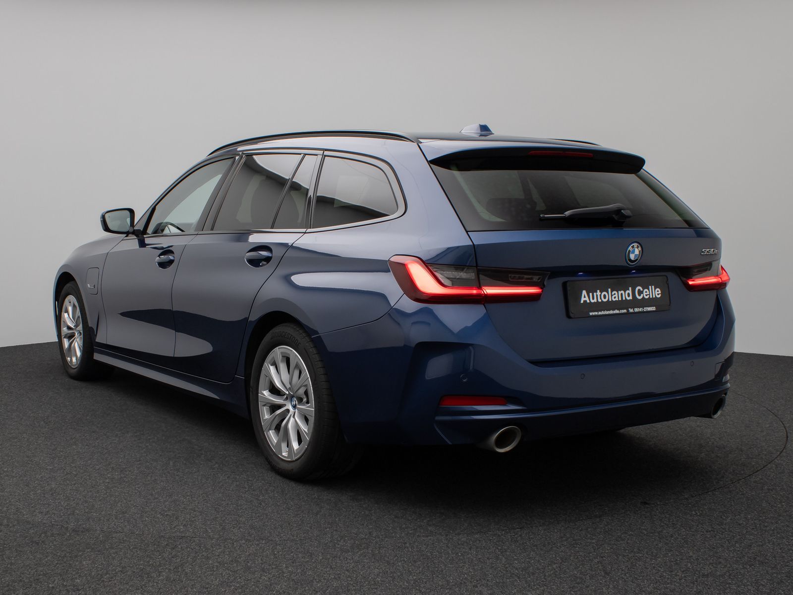 Fahrzeugabbildung BMW 330e HUD DAB HiFi CockPitPro PDC DrivingAssist