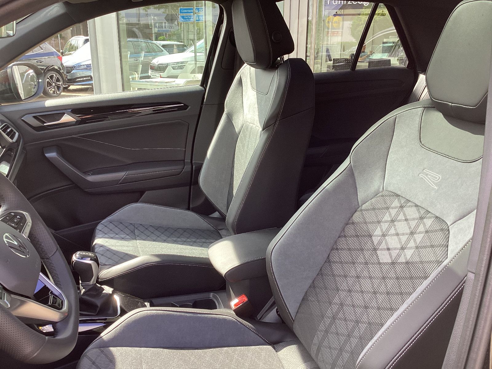 Fahrzeugabbildung Volkswagen T-Roc R-Line 1.5 TSI DSG Pano Kam LED