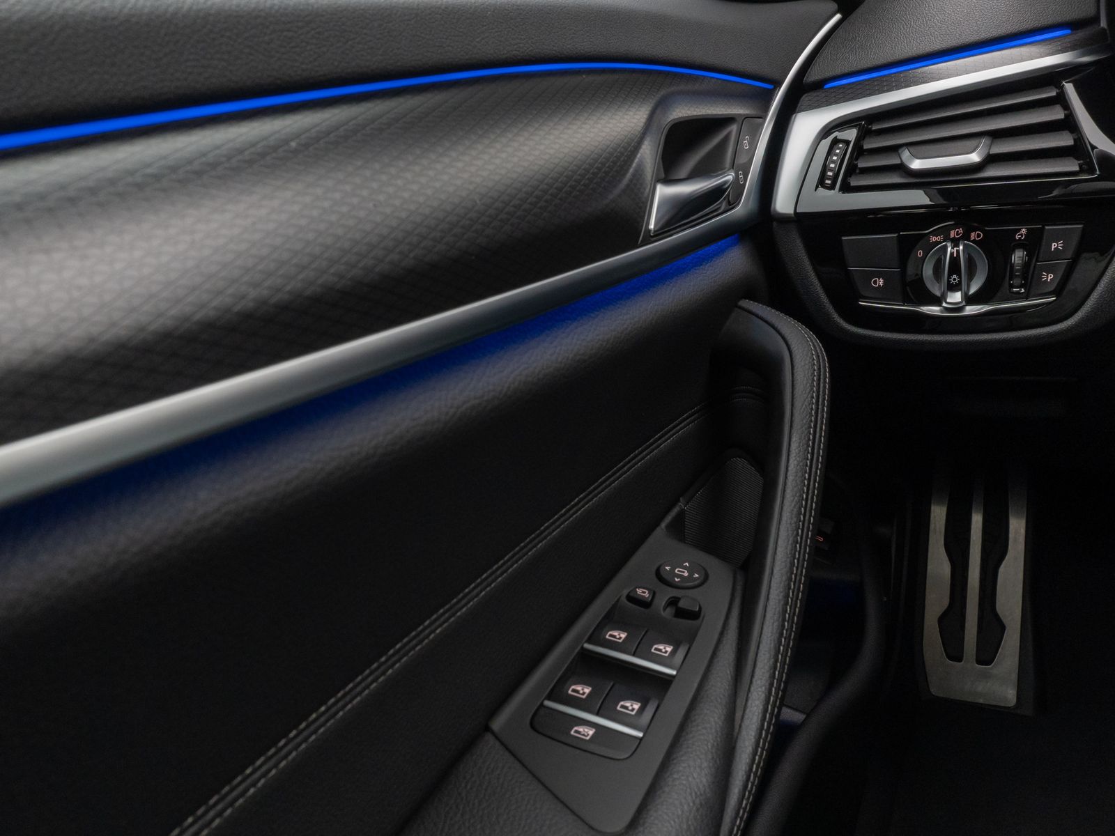 Fahrzeugabbildung BMW 530d xD M Sport Panoram Kamera Laser HUD DAB H/K
