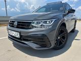 Volkswagen Tiguan 2.0 TDI*4M*DSG*R LINE*BlackS*PAN*AHK*VOL! - Volkswagen Tiguan mit Diesel-Antrieb: Geländewagen, Automatik