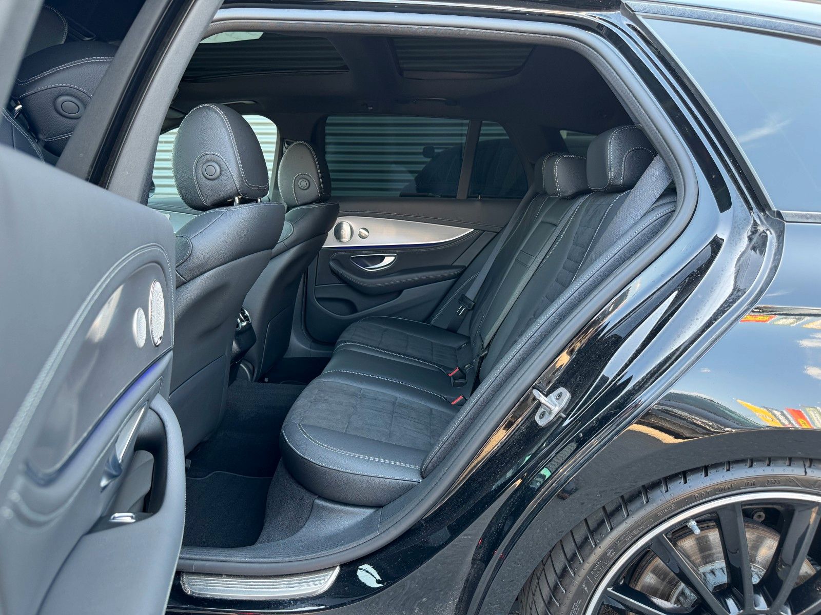 Fahrzeugabbildung Mercedes-Benz E 400d 4M AMG+Burm+Pano+AHK+Distr+Memory+Night