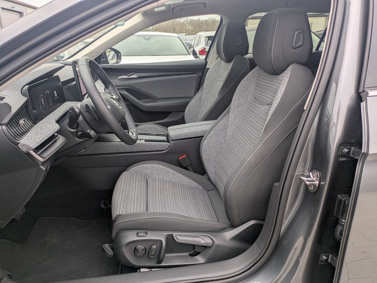 Fahrzeugabbildung SKODA Superb 2.0 TDI 4x4 Selection MATRIX*AHK*PANO*19"