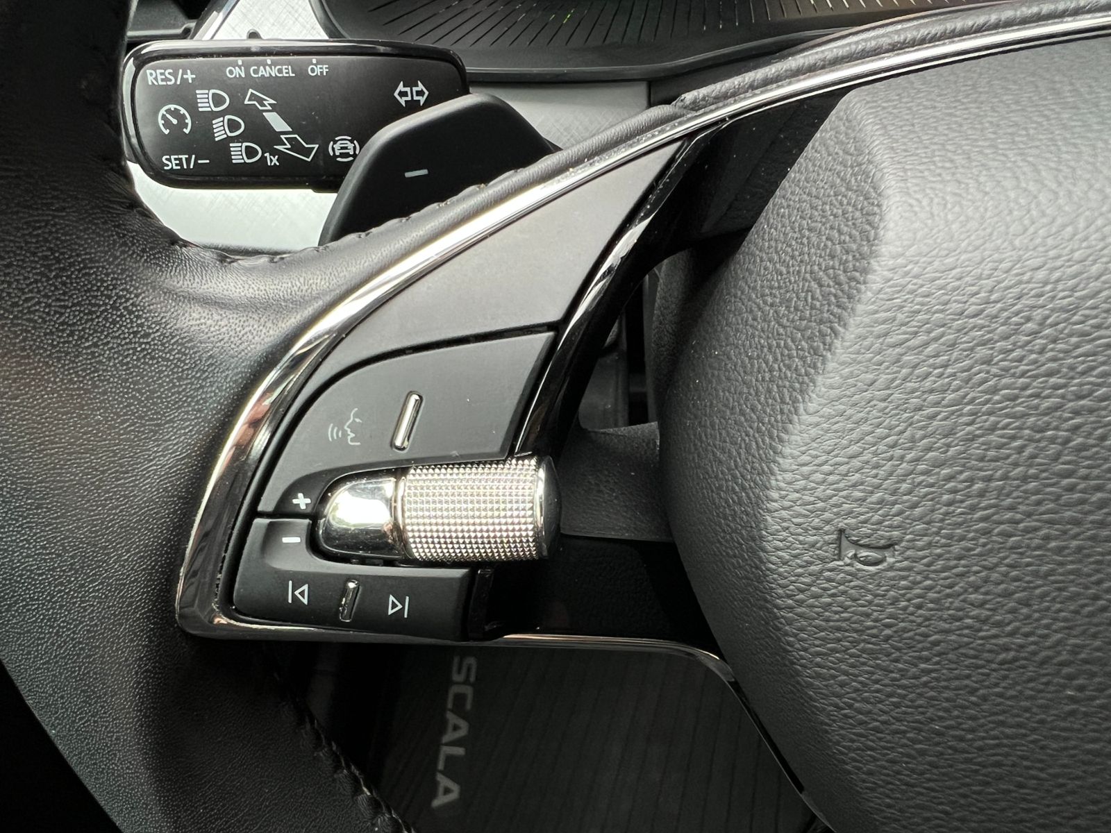 Fahrzeugabbildung SKODA Scala TOUR 1.0 TSI DSG *LED, Pano, Navi, 17"-LM*