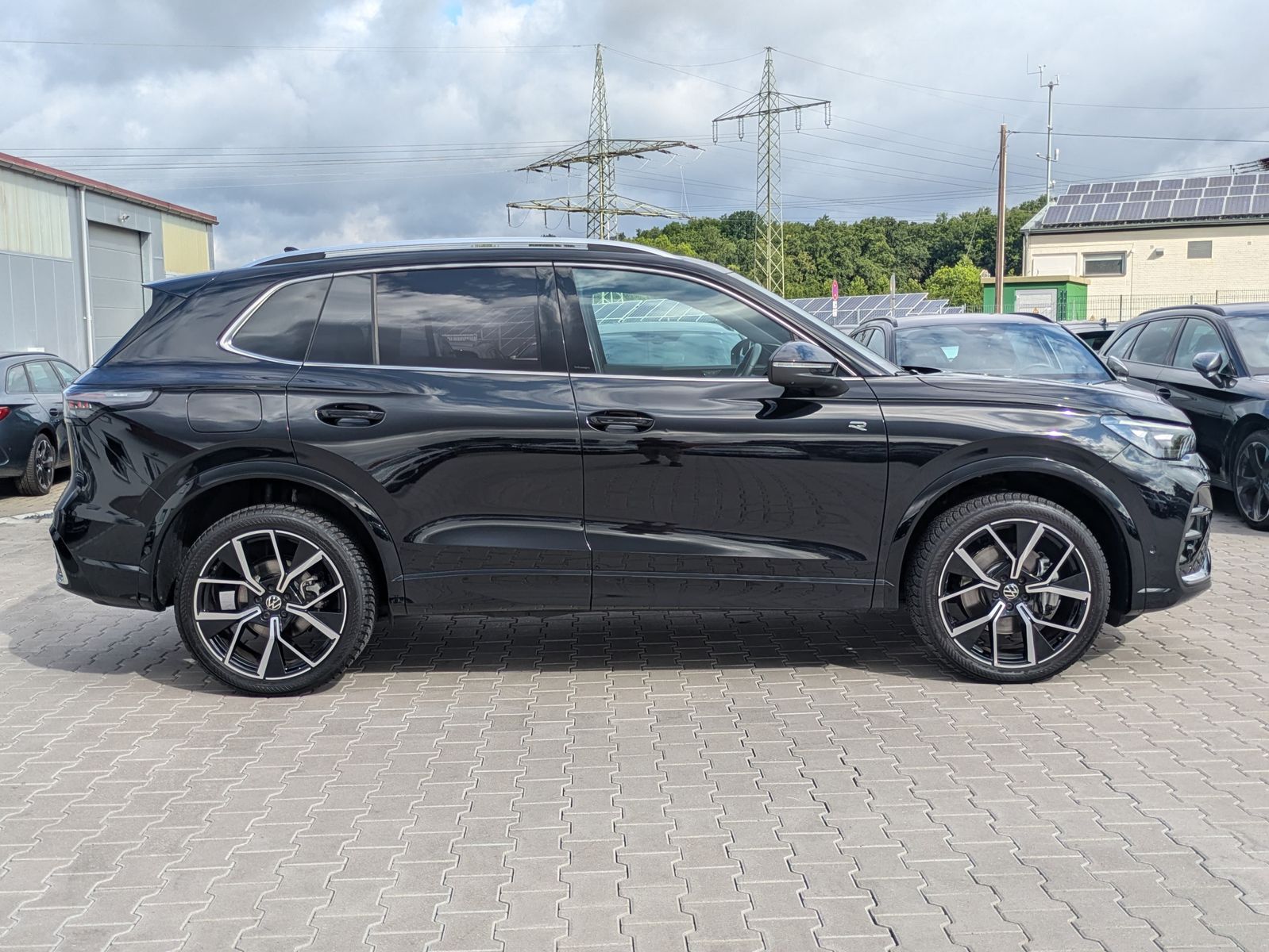 Fahrzeugabbildung Volkswagen Tiguan 2.0 TDI 4M R-Line PANO*H&K*AHK*MATRIX*20"