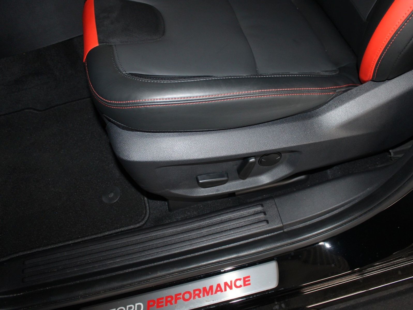 Fahrzeugabbildung Ford Raptor 3.0 EB DoKa AHK RAPTOR PAKET ACC 360°CAM