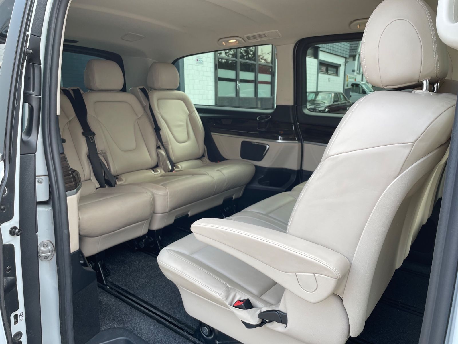 Fahrzeugabbildung Mercedes-Benz V 300 d Lang Avantgarde AMG-Line |Burmester|360°