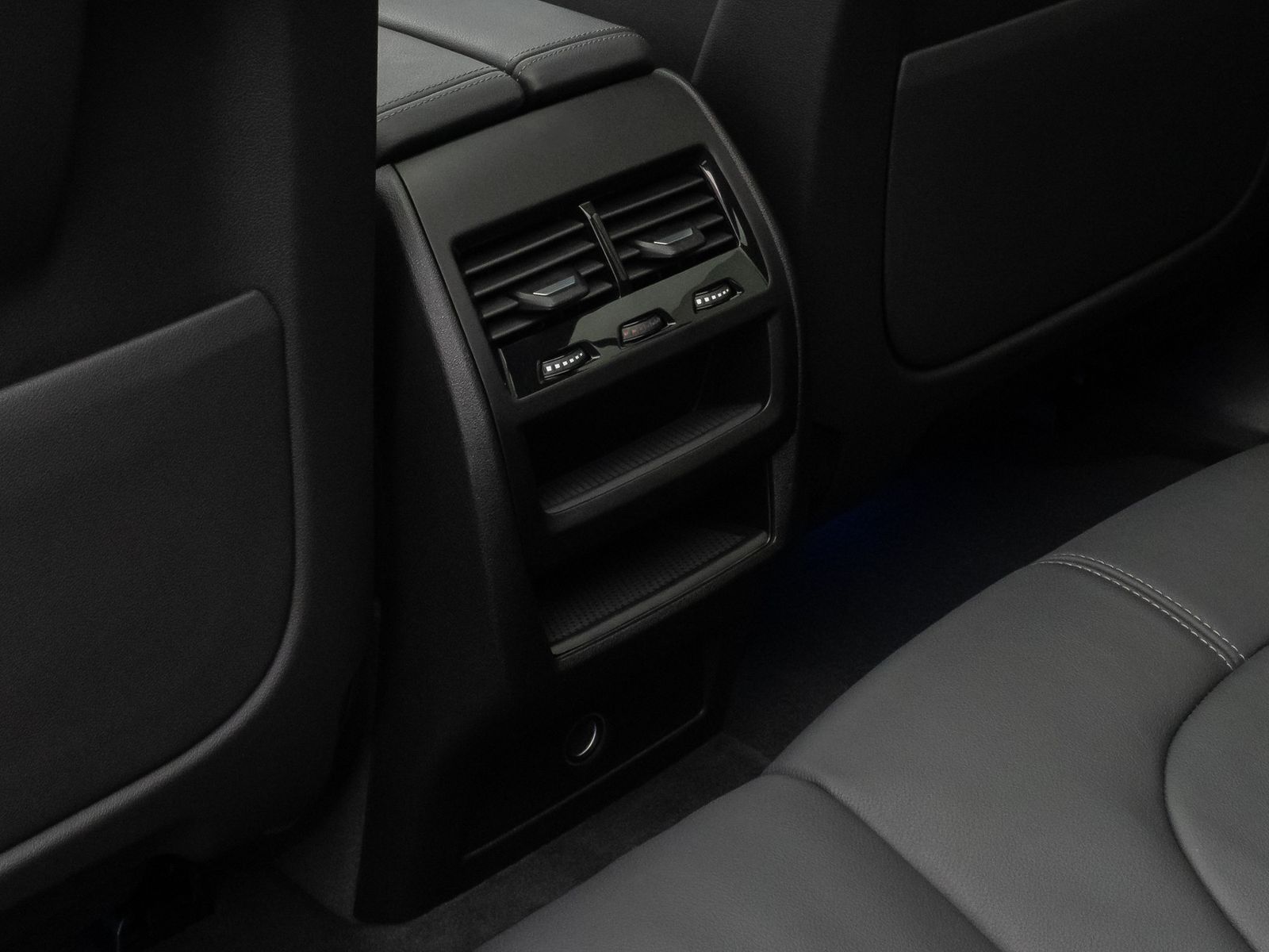 Fahrzeugabbildung BMW X5 xD30d M Sport 360° HUD HiFi DAB AHK Panorama