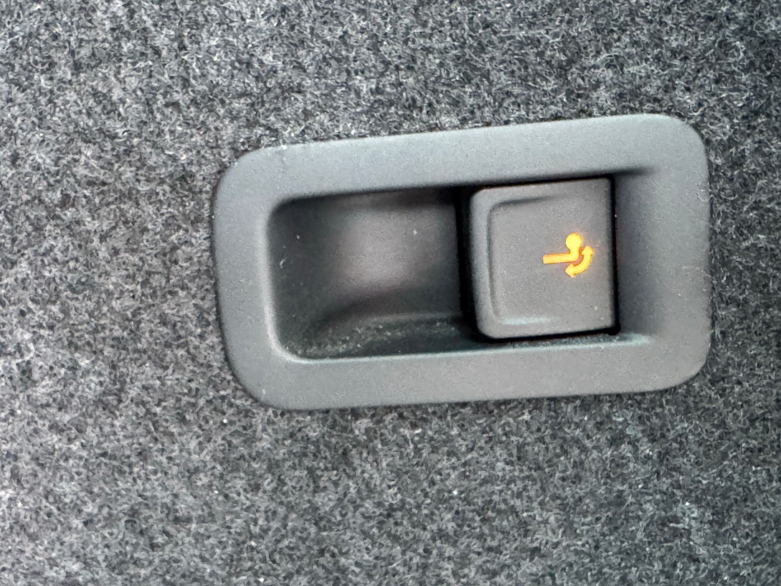 Fahrzeugabbildung SKODA Karoq Sportline 1.5TSI 6-Gang*AHK*RFK*Matrix*eHe