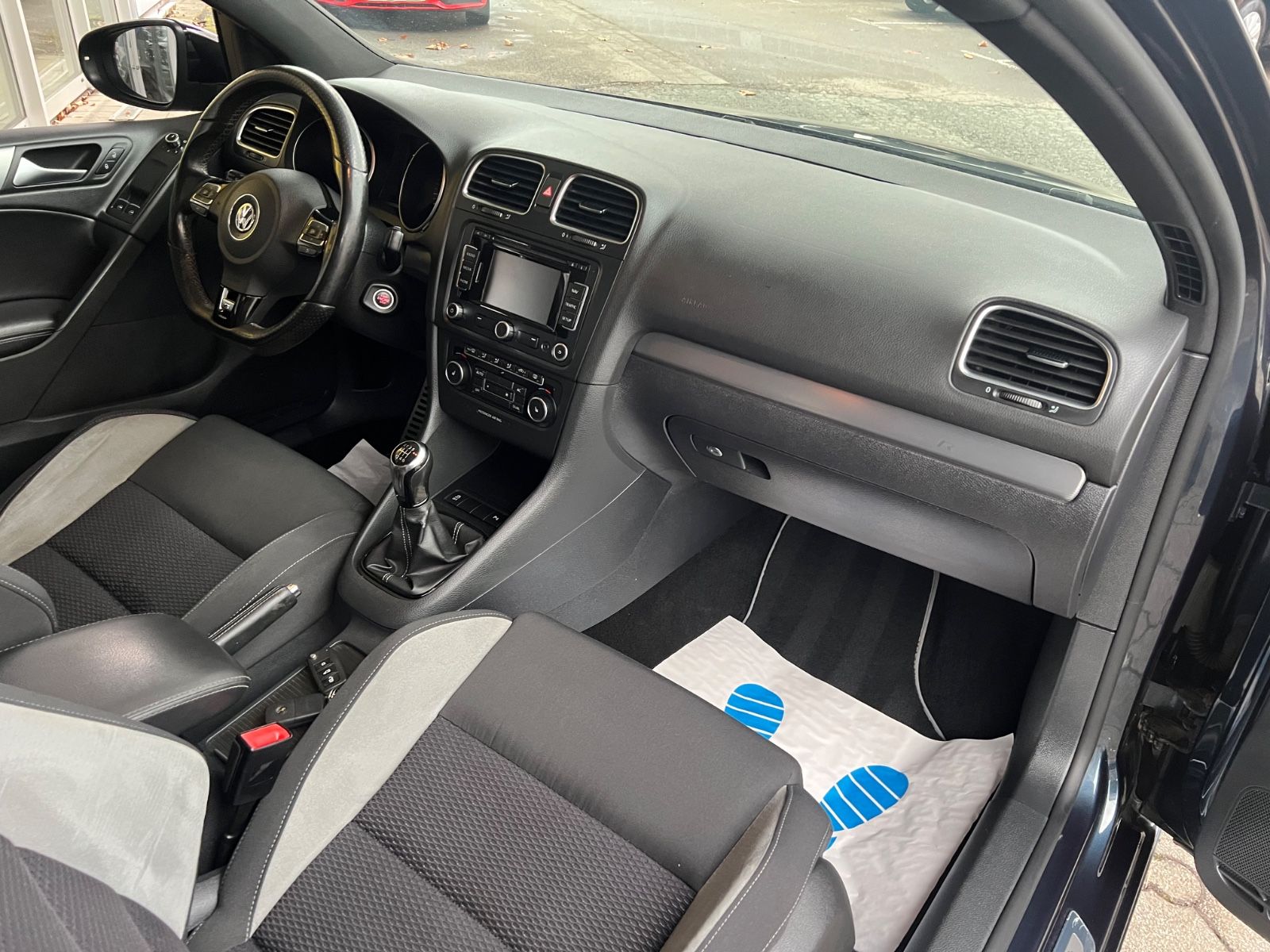 Fahrzeugabbildung Volkswagen Golf VI R 4Motion *SCHIEBEDACH*KEYLESS*XENON*