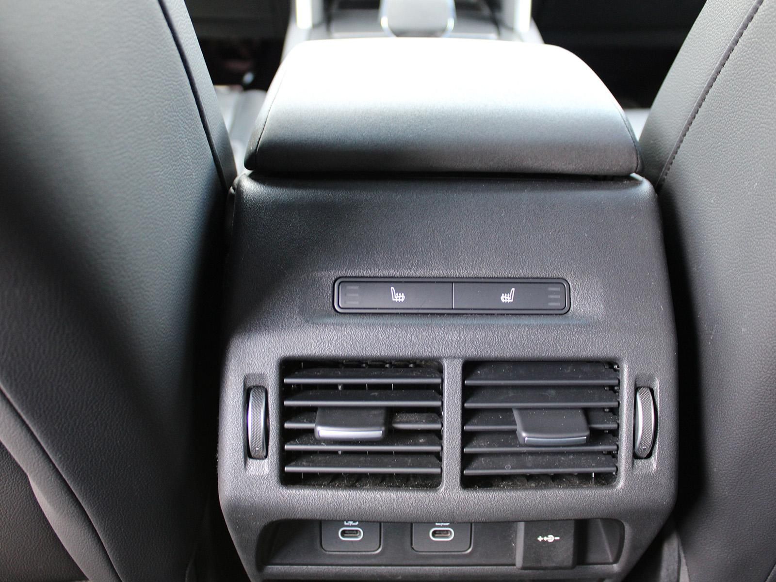 Fahrzeugabbildung Land Rover Discovery Sport P300e Dynamic SE