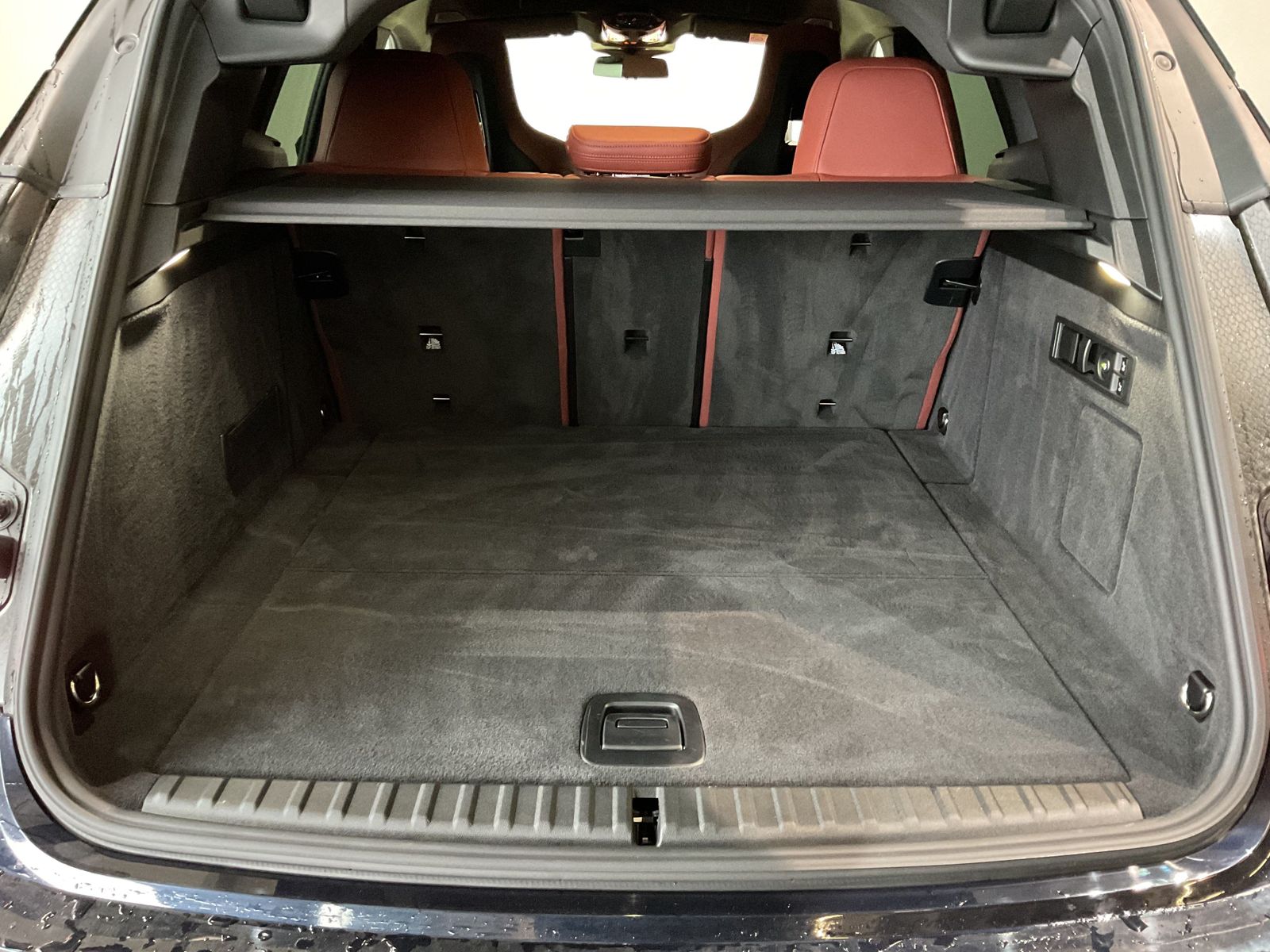 Fahrzeugabbildung BMW iX xDrive60 | Luftfederung | Sky Lounge | M-Spor