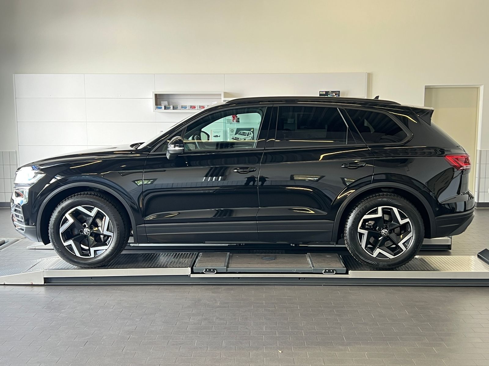 Fahrzeugabbildung Volkswagen Touareg 3.0 TDI 4MOTION *AHK, Luft, Leder, ACC,