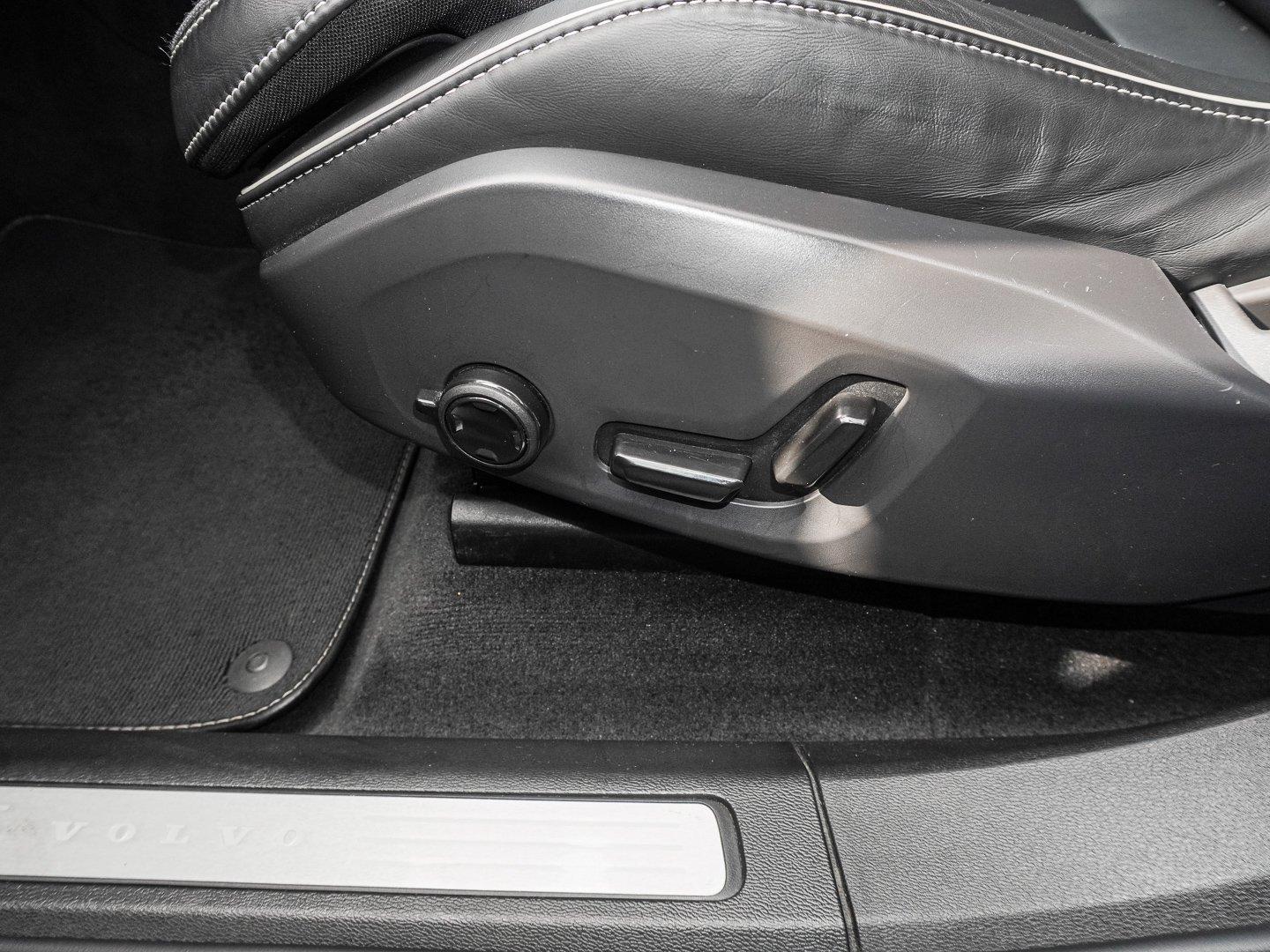 Volvo XC60 B4 B R-Design STANDHZG PANO AHK 360° H&K LE