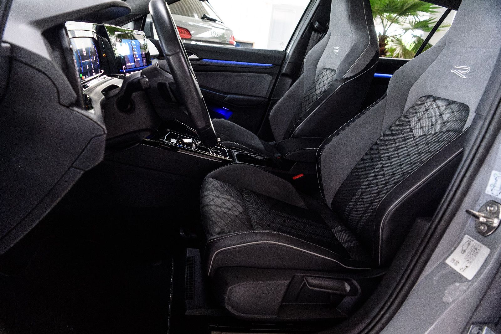 Fahrzeugabbildung Volkswagen Golf VIII R-Line 1.5 eTSI LED+KAMERA+APP+SHZ