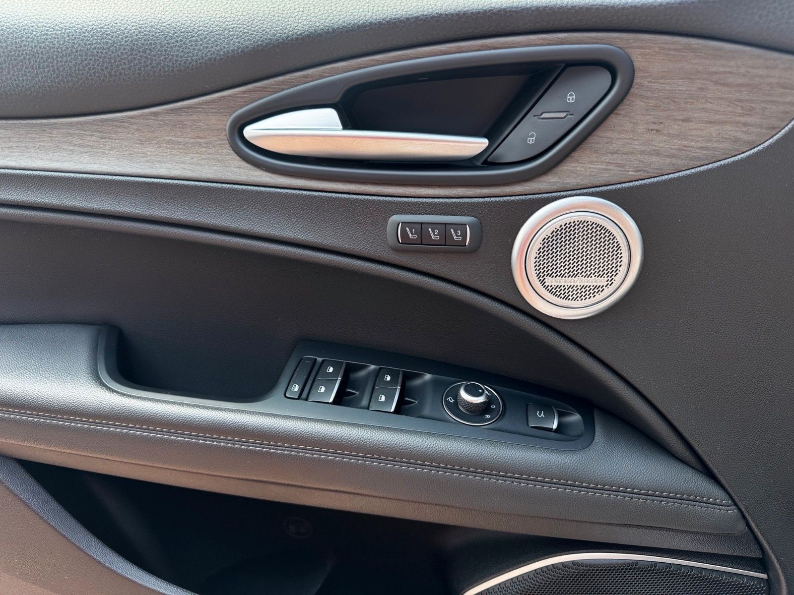 Fahrzeugabbildung Alfa Romeo Stelvio Super 280PS AT Q4 MEMORY NAVI EL. HECKKL