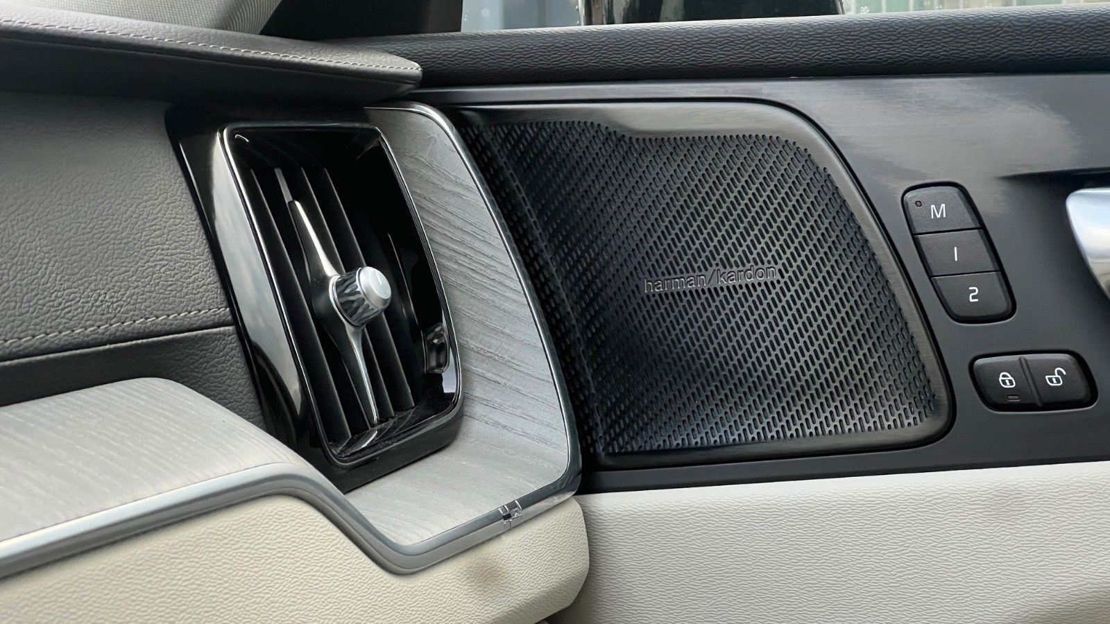 Fahrzeugabbildung Volvo XC60 B5 D Ultimate Dark AWD*360°*AHK*HUD*LUFT*