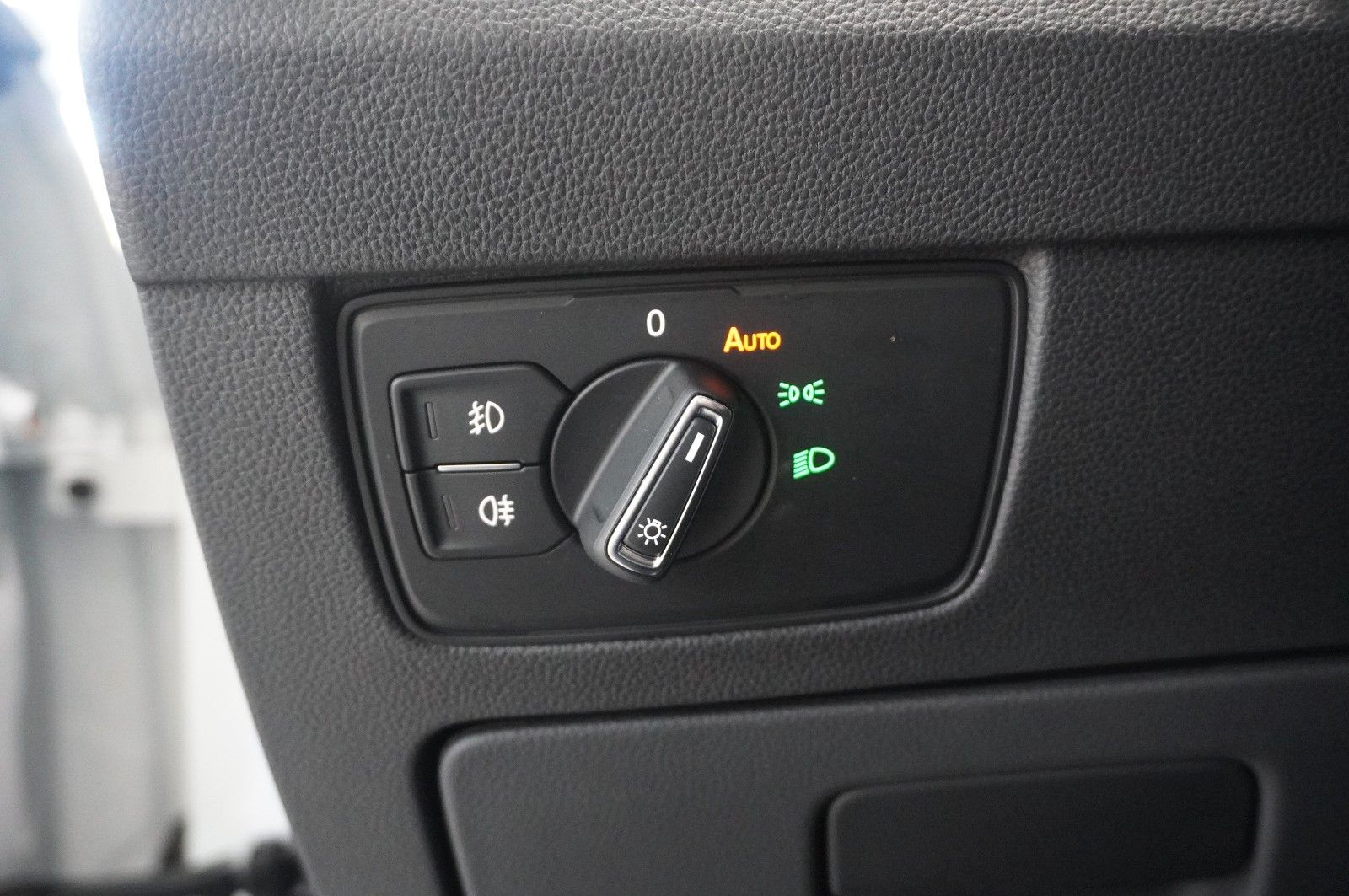 Fahrzeugabbildung Volkswagen Passat Vari. 2.0D R-LINE 4M NAVI/LED/KAMERA/AHK