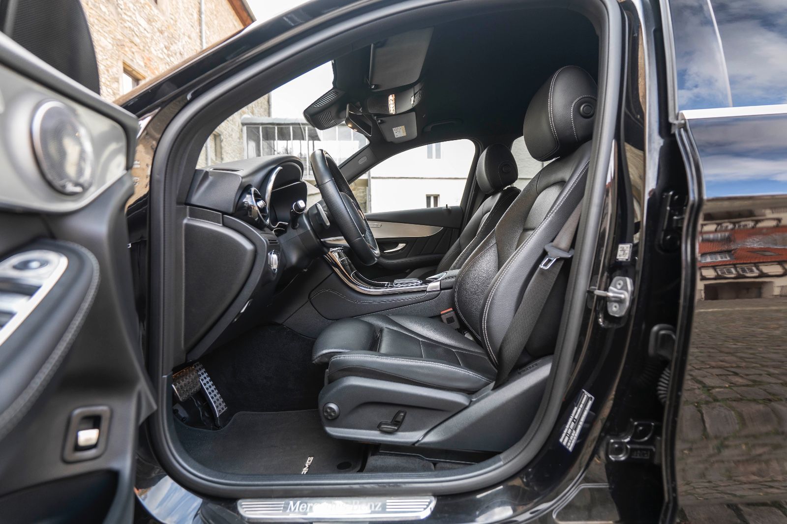 Fahrzeugabbildung Mercedes-Benz GLC 300d 4Matic AMG-LINE LED KAM NAV