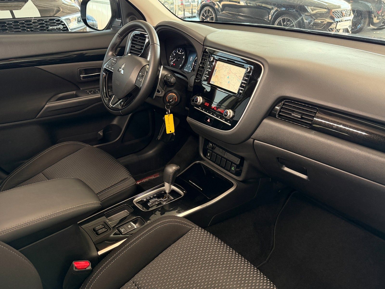 Fahrzeugabbildung Mitsubishi Outlander 2.0 Diamant Edition 2WD "AHK"