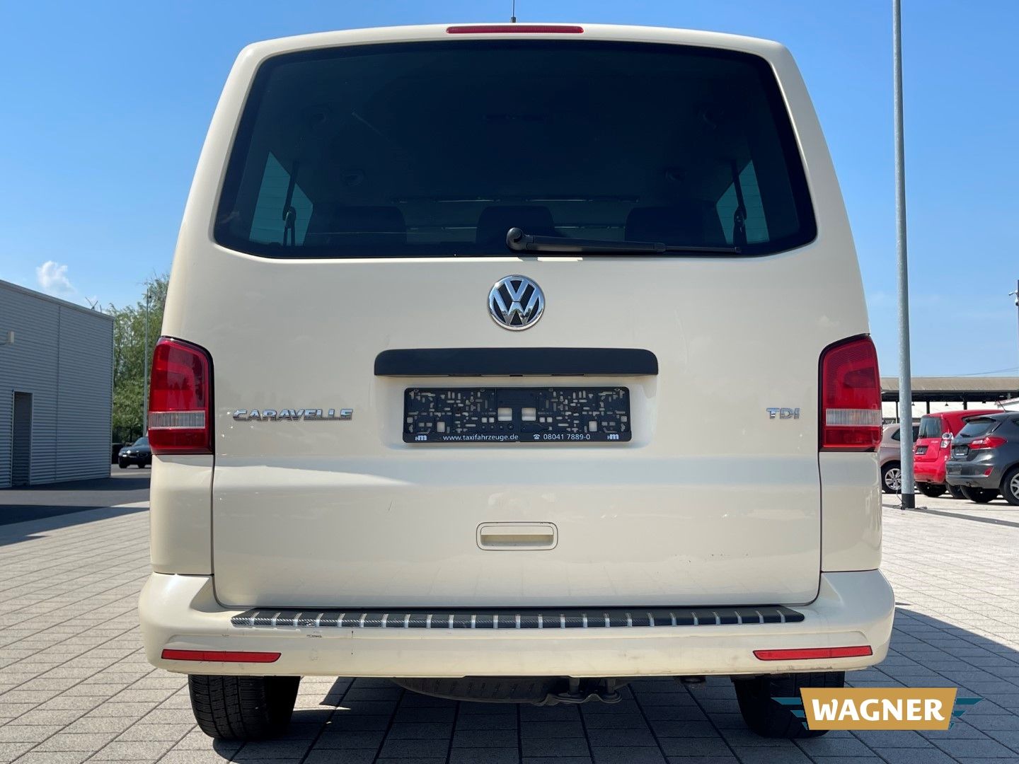 Fahrzeugabbildung Volkswagen T5 Caravelle Comfortline lang 2.0 BiTDI 9-Sitzer