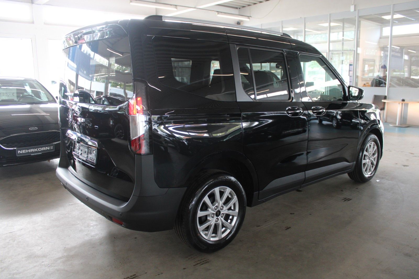 Fahrzeugabbildung Ford Tourneo Courier Titanium Winter + FahrerAssPaket