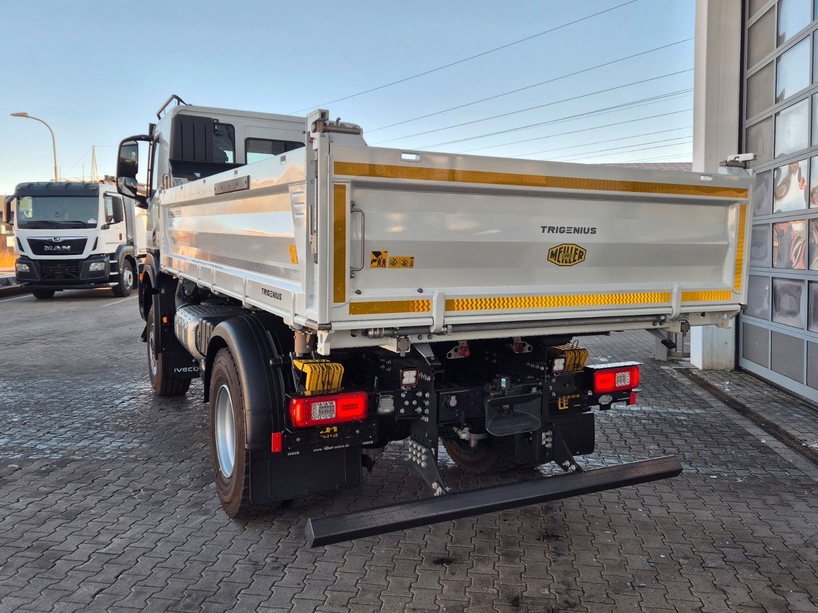 Fahrzeugabbildung Iveco AT190T36W/P 4x4 Allrad, Meiller-Dreiseitenkipper