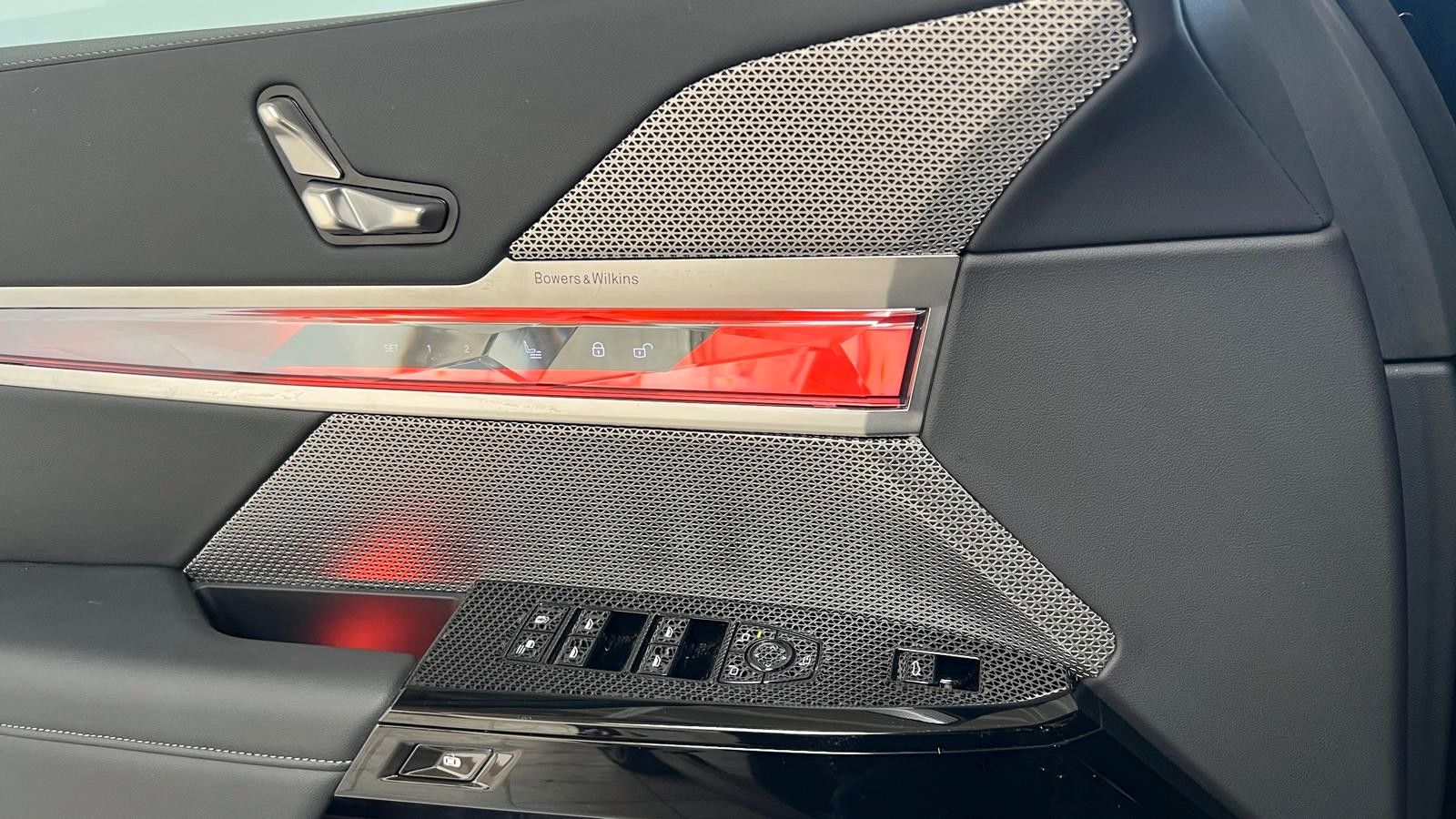 Fahrzeugabbildung BMW 740 d xDrive M Sport Pro*B&W*MASS*PAN*STHZ*CONNO
