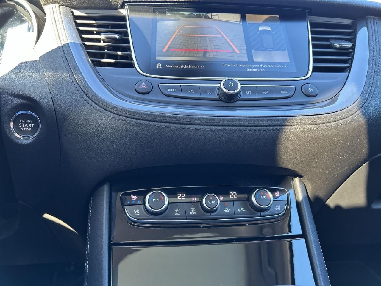 Fahrzeugabbildung Opel Grandland Ultimate 1.6 AT, AHK