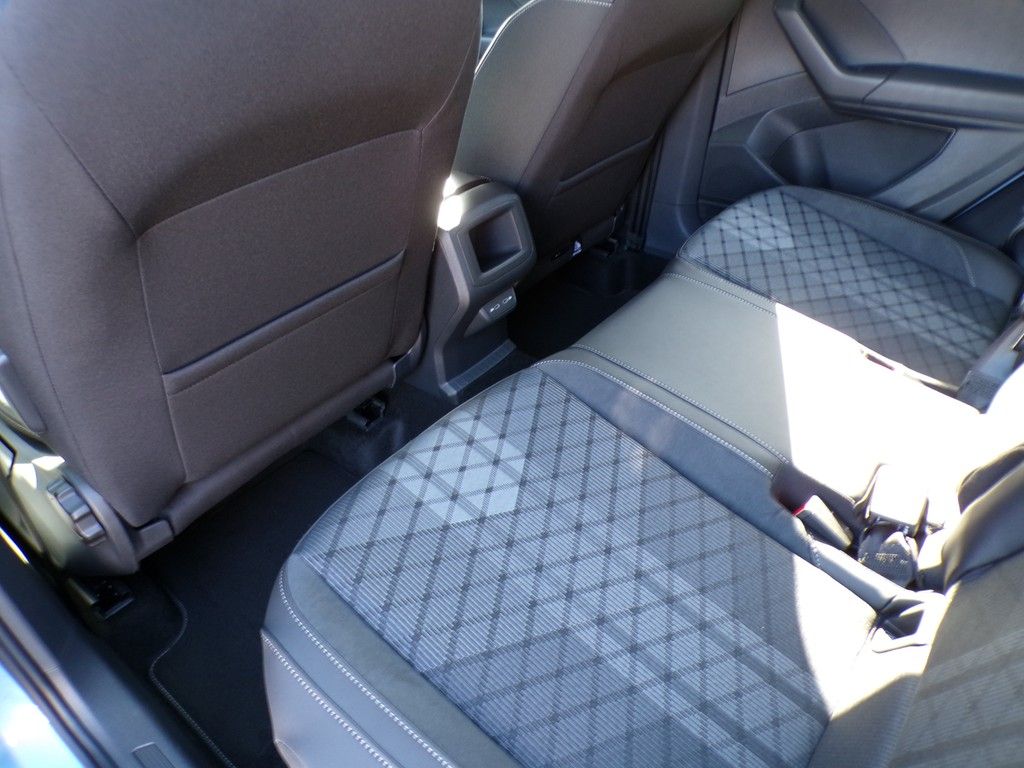 Fahrzeugabbildung Volkswagen T-Cross  1.5 TSI 110 kW R-Line DSG*AHK*RüFaKa*