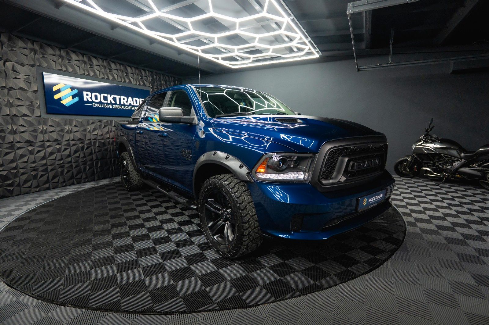 Fahrzeugabbildung Dodge RAM 5.7 V8 HEMI 4x4 OFFROAD Night Edition *19%*