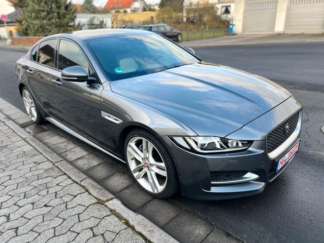 Jaguar XE R-Sport mit Vollleder und Holzdekor