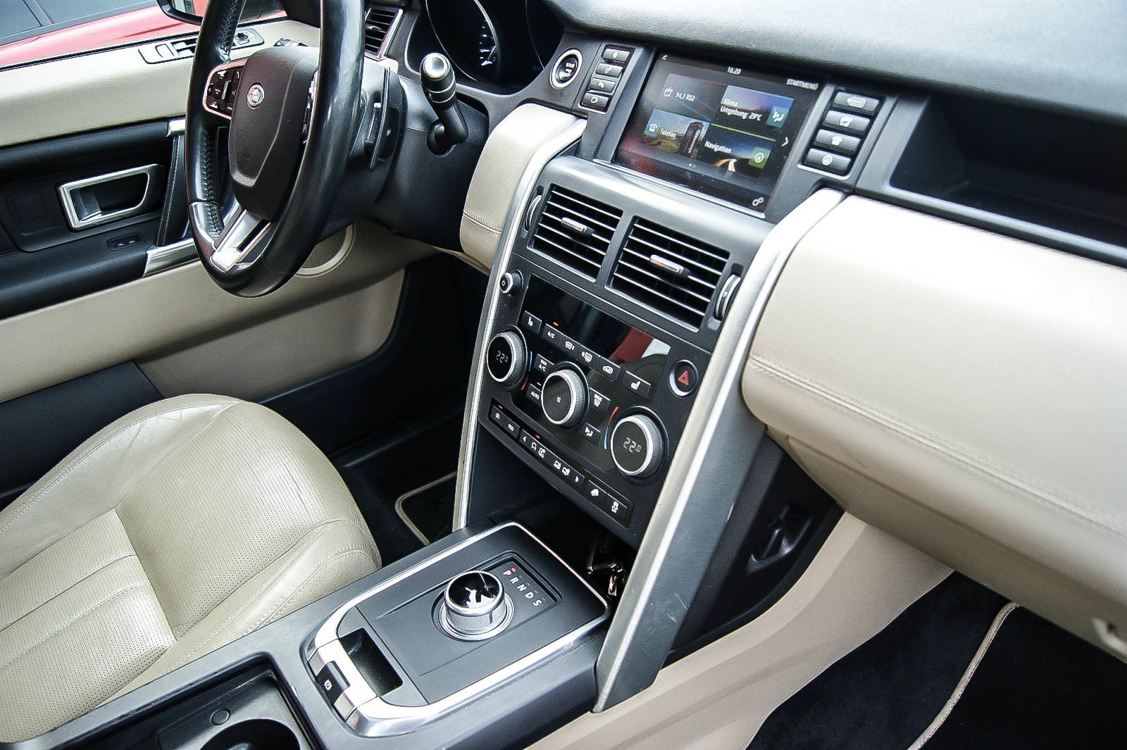 Fahrzeugabbildung Land Rover Discovery Sport 2.0 HSE AUTO LEDER PANORAMA 1.HD