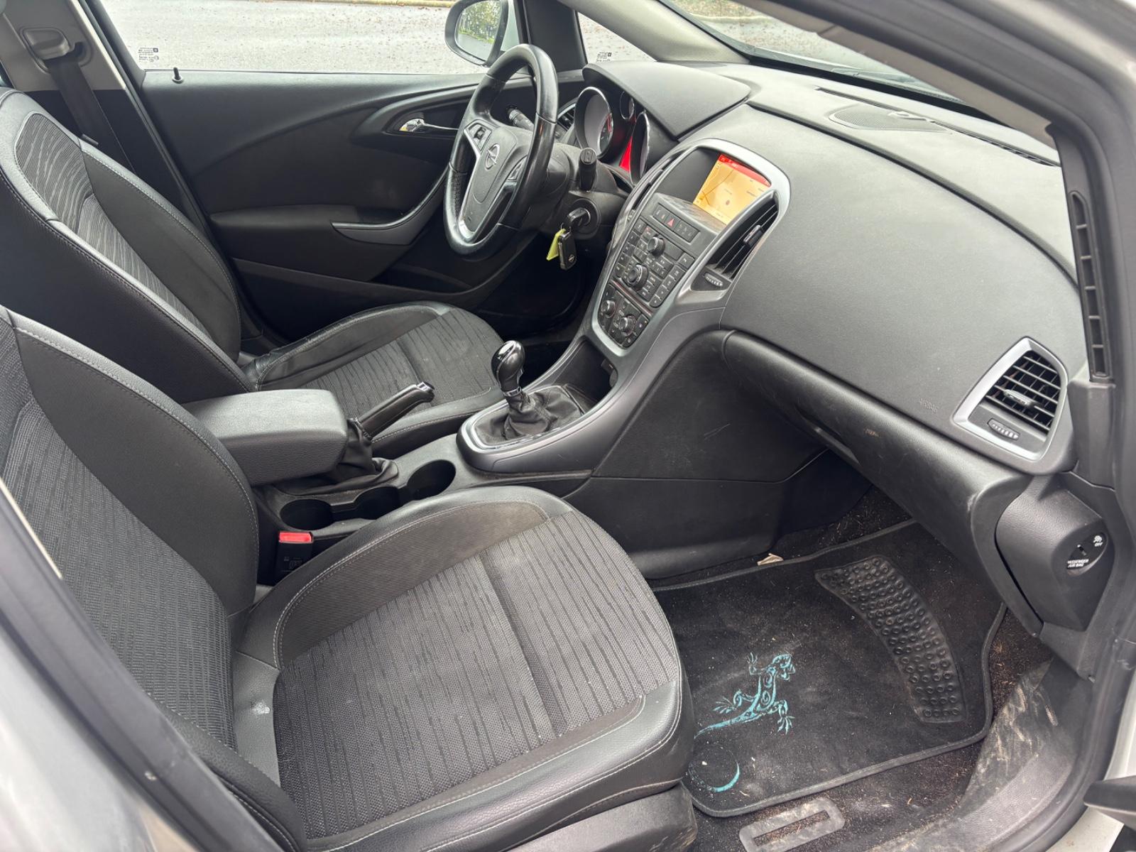 Opel Astra 2015 — фото 11