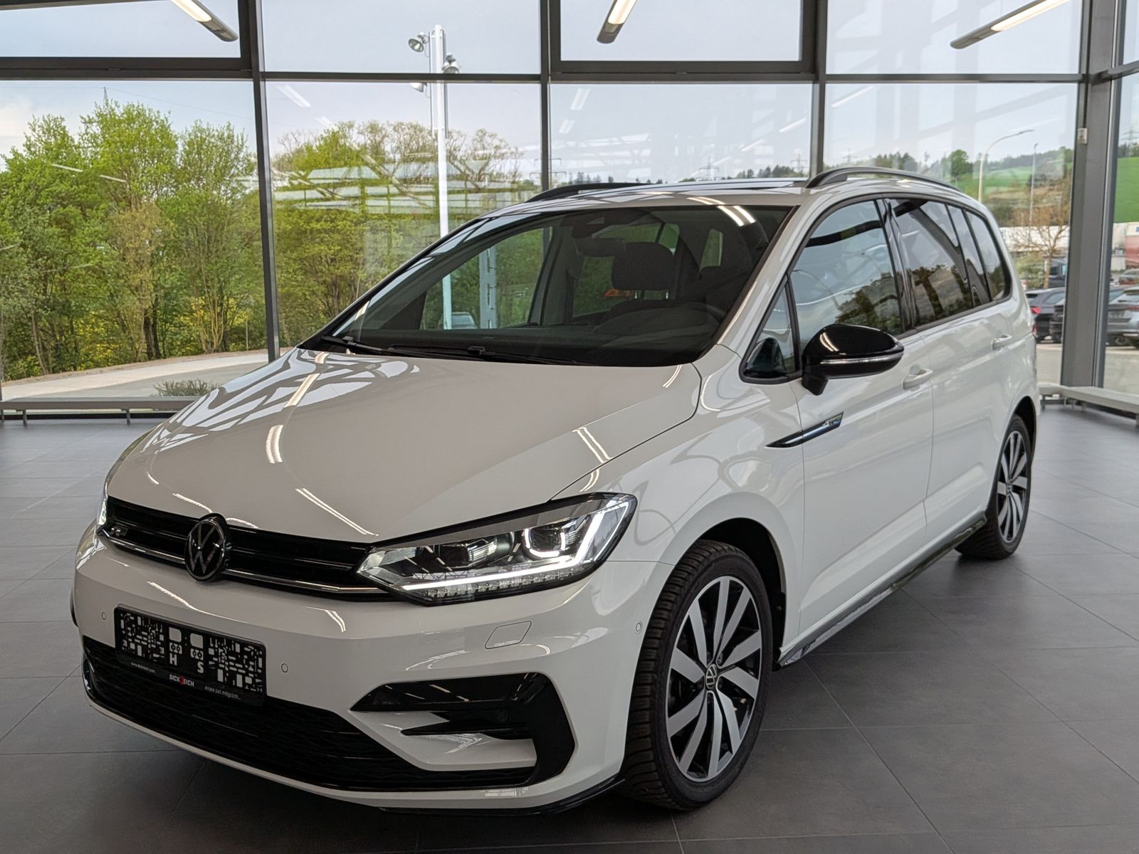 Fahrzeugabbildung Volkswagen Touran 2.0 DSG R-Line High Pano 7-Si IQ AHK VOLL
