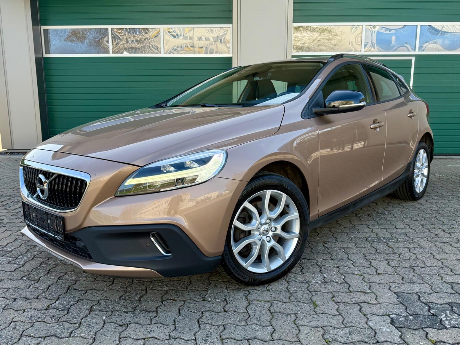 Volvo V40 D3 Cross Country/RCAM/LED/LEDER/NAVI/SHZ/