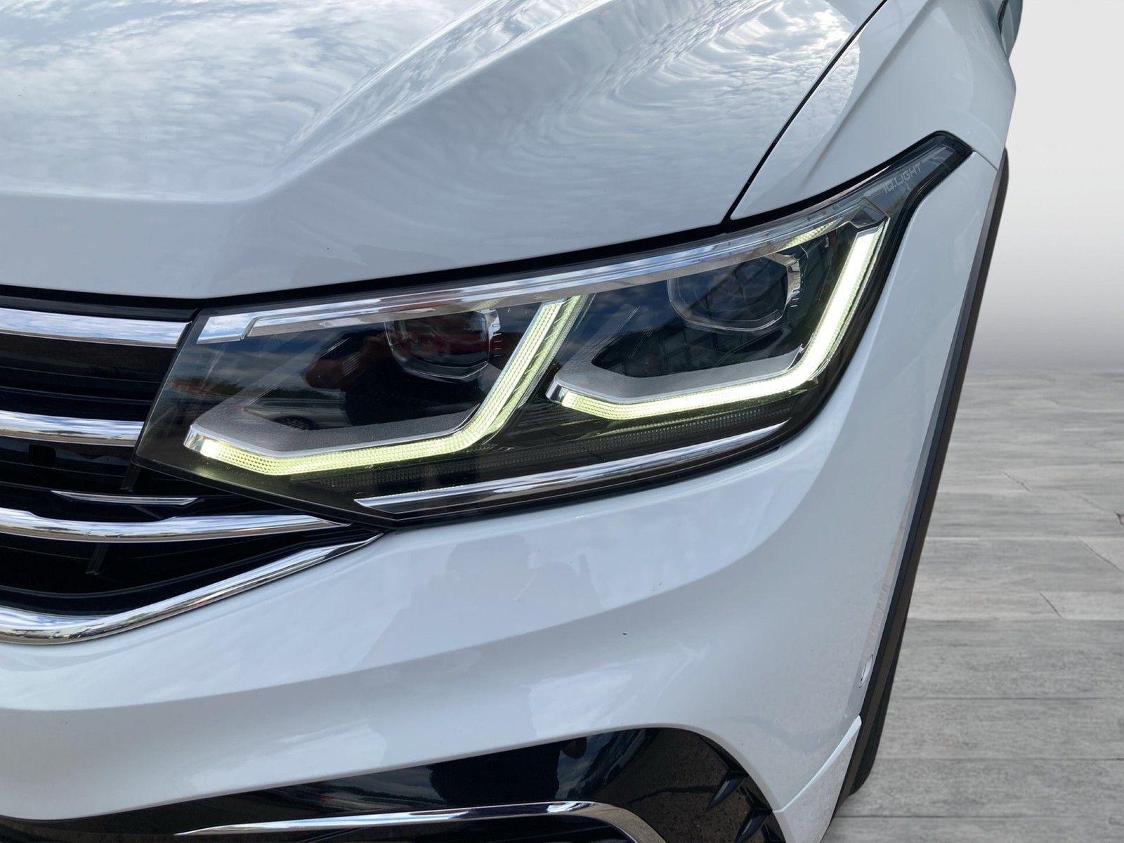 Fahrzeugabbildung Volkswagen Tiguan TDI R-Line DSG Matrix Navi AHK STH PDC