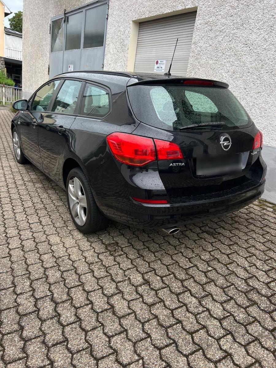 Opel Astra 2011 — rear view