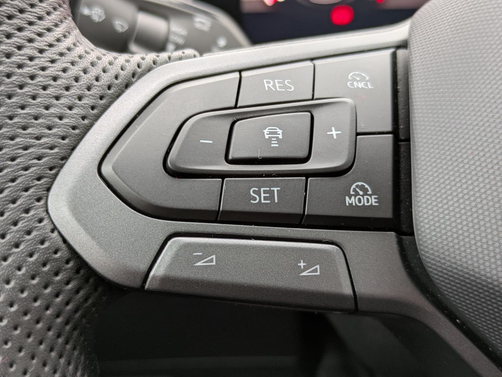 Fahrzeugabbildung Volkswagen Tayron 2.0 TDI 4M R-Line BLACK*7Si*MATRIX*PANO