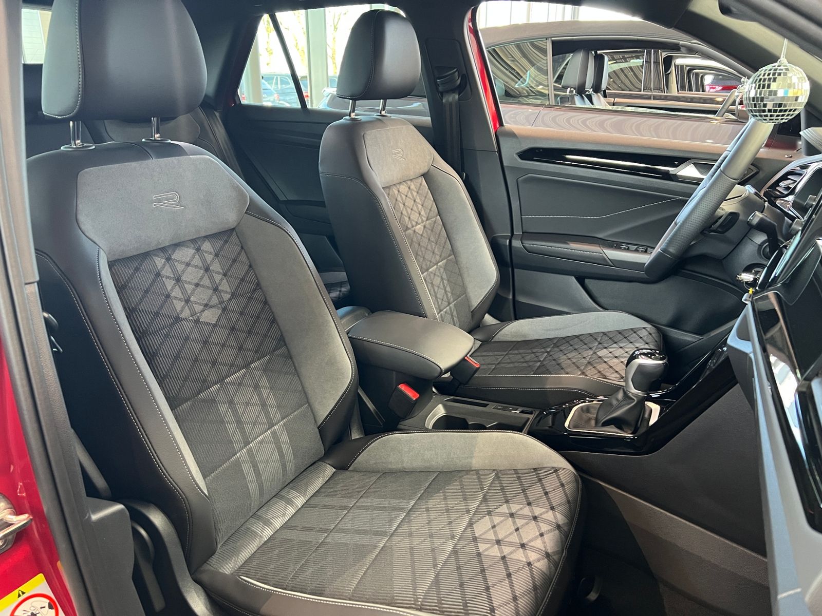 Fahrzeugabbildung Volkswagen T-Roc R-Line 1.5 TSI DSG *AHK, Navi, Black Style