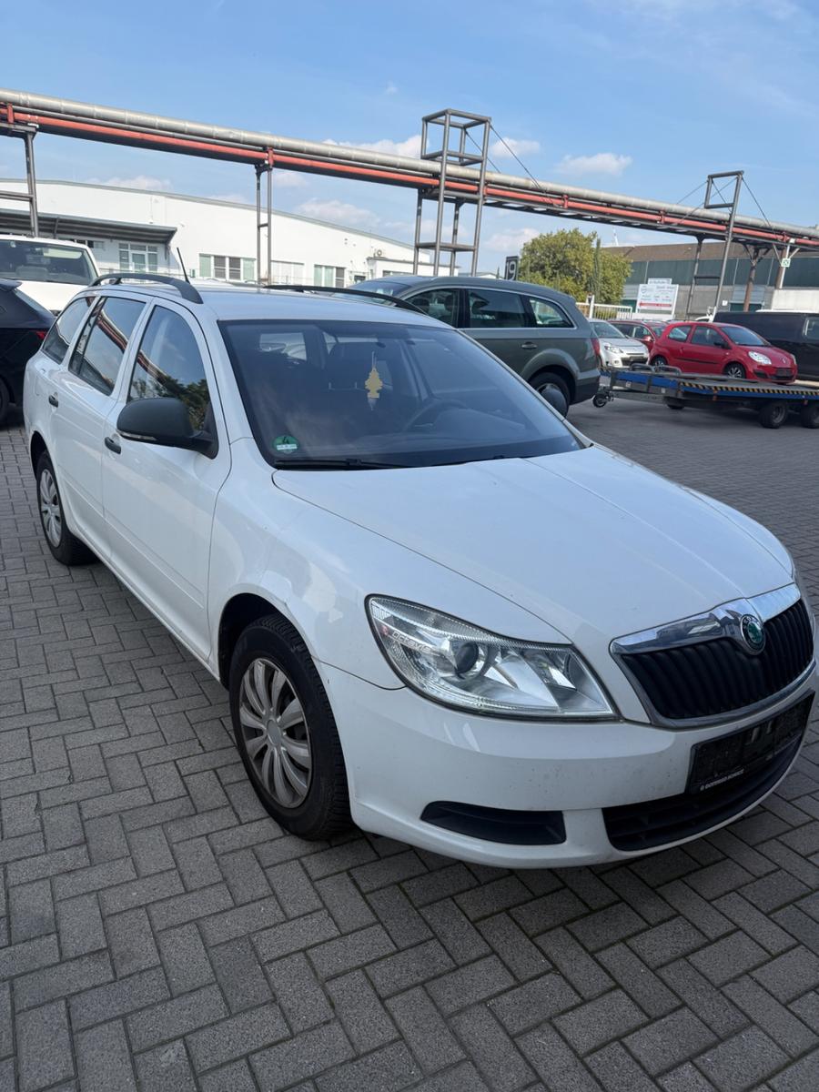 Skoda Octavia 2011 — rear view