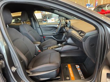 MYAUTOCENTER – Gebraucht- und Jahreswagen mit Werkstattservice in Pfaffenhofen Ford Focus *KEYLES*HEAD-UP*LKHZ*2-ZONEN*ACC*VOLL*
