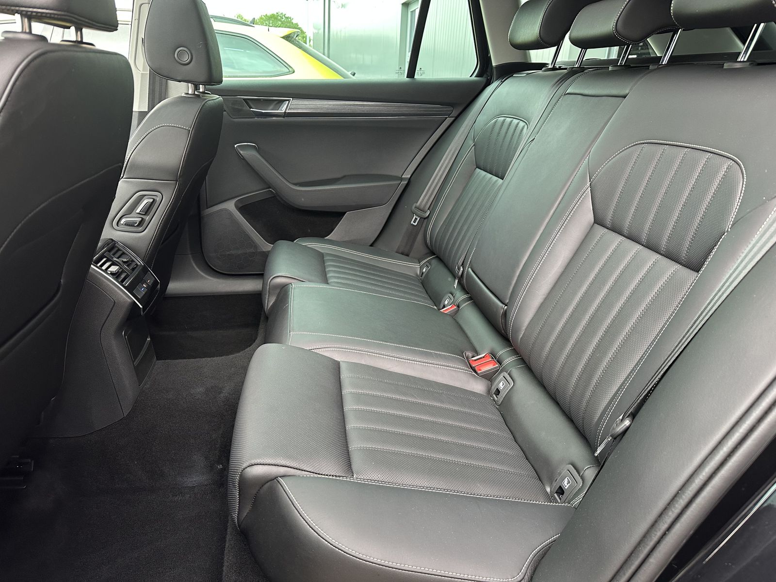 Fahrzeugabbildung SKODA Superb Combi Premium NAV+LED+PANO+360°+AHK+DCC