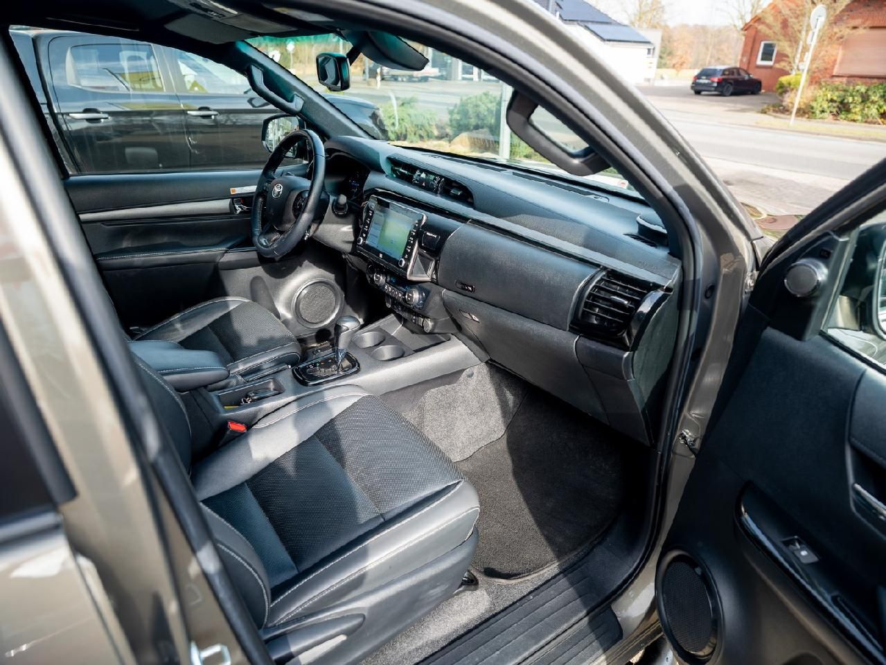 Fahrzeugabbildung Toyota Hilux Double Cab Invincible 4x4