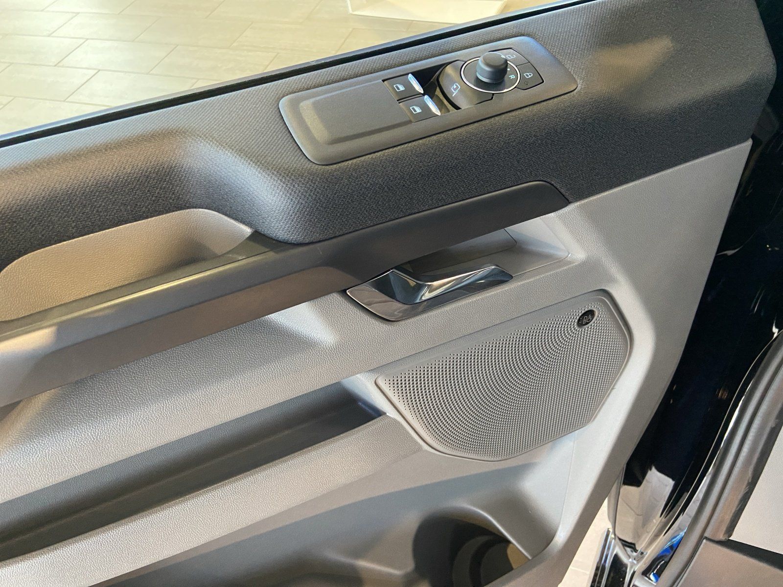 Fahrzeugabbildung Ford E-Tourneo Custom Sport Glasdach Schiebetür elek.