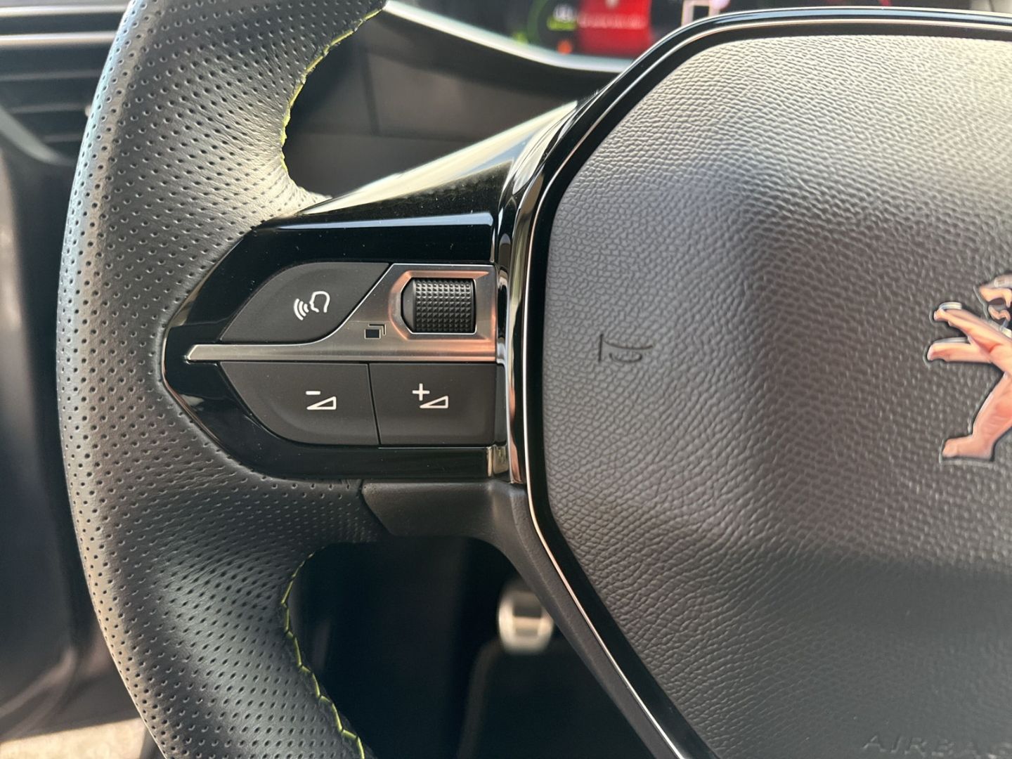 Fahrzeugabbildung Peugeot 208 GT 1.2 PureTech 100 Navi LED ACC Klimaautom