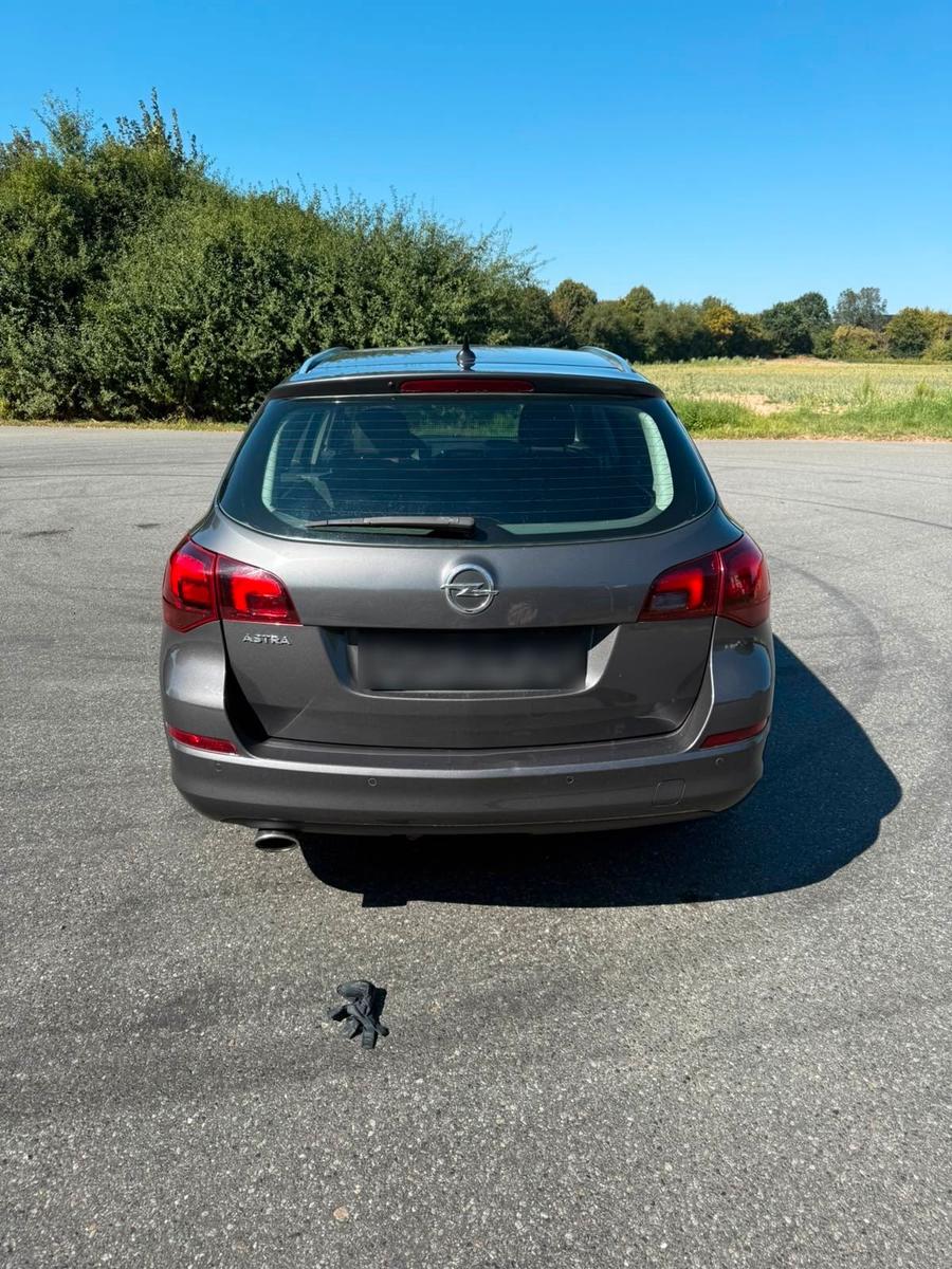 Opel Astra 2012 — photo 5