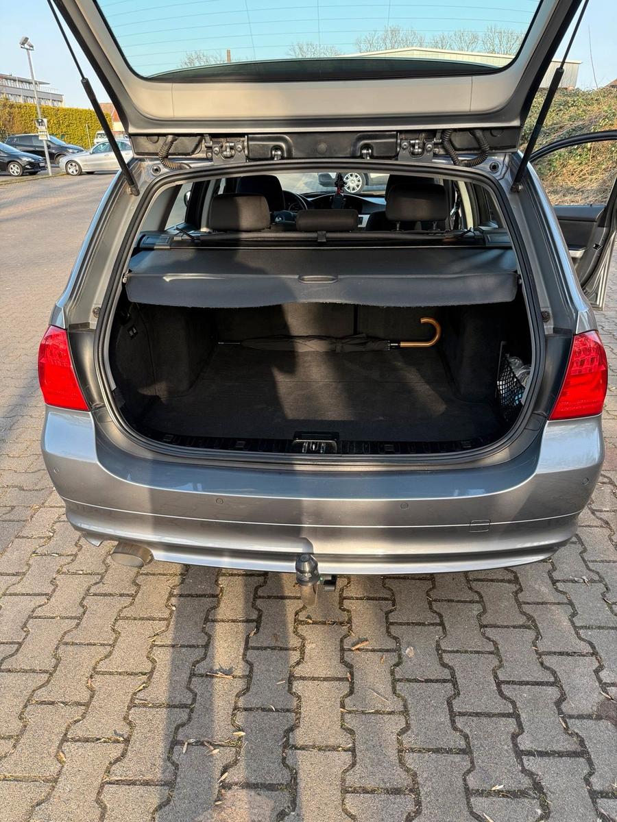 BMW 318 2011 — interior