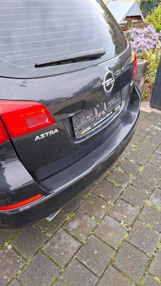Opel Astra 2011 — rear view