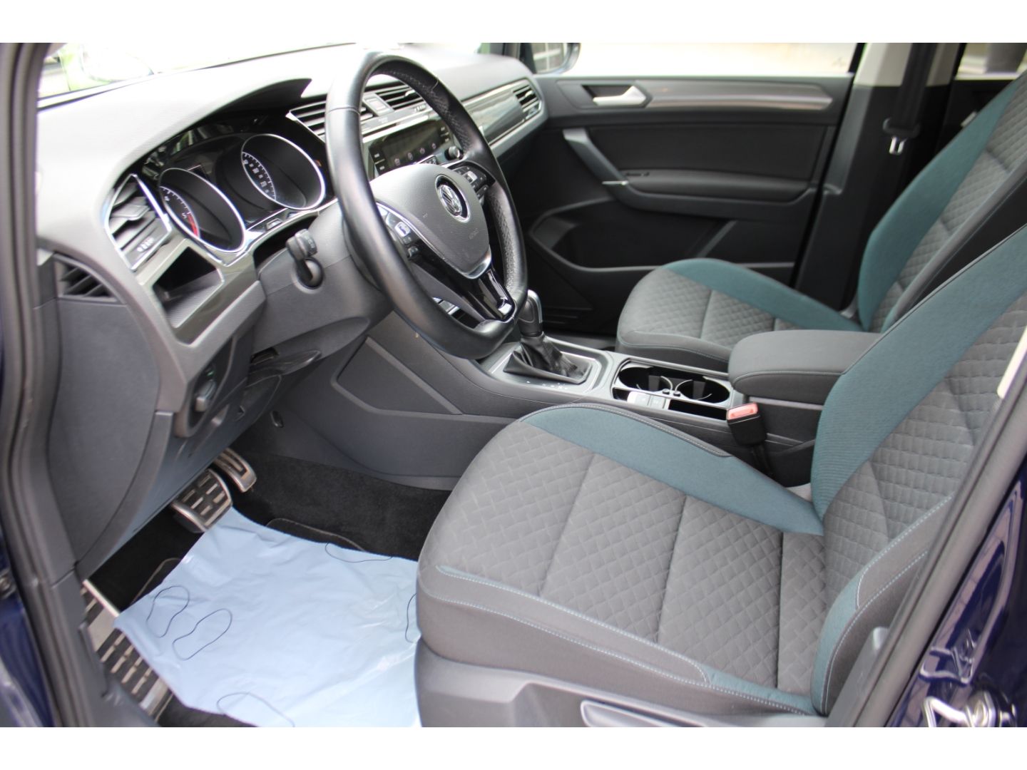 VW Touran IQ.DRIVE 2.0 TDI BMT ACC LED AHK el. Heck - Image 7